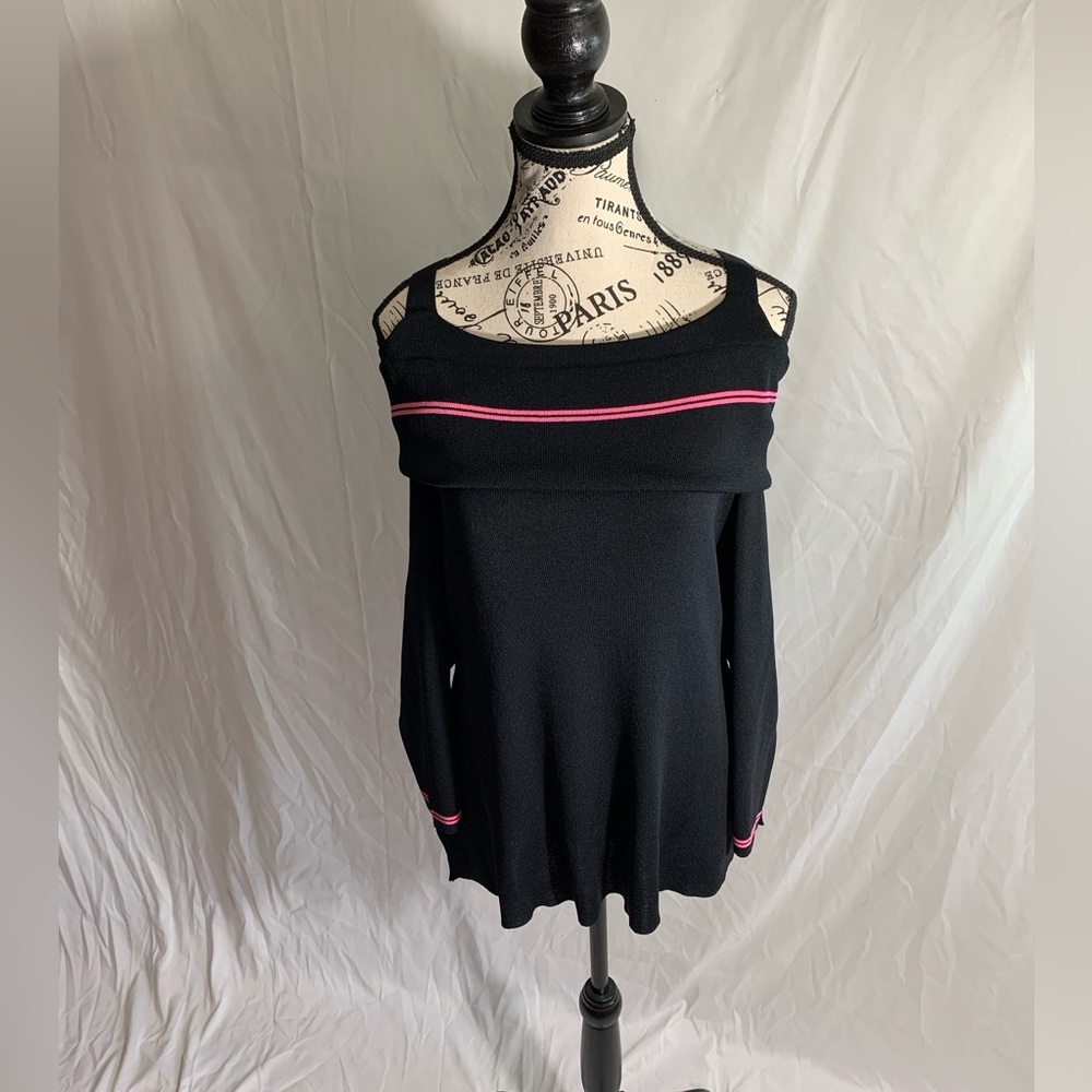 Dialogue cold shoulder sweater black with pink trim. Size 1X. Very stretchy.